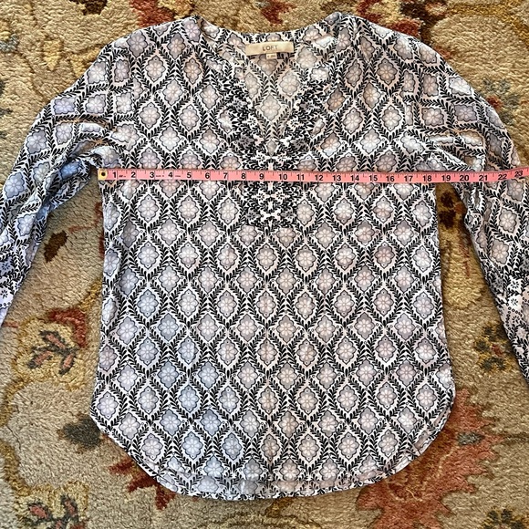 LOFT v-neck top - Picture 8 of 10